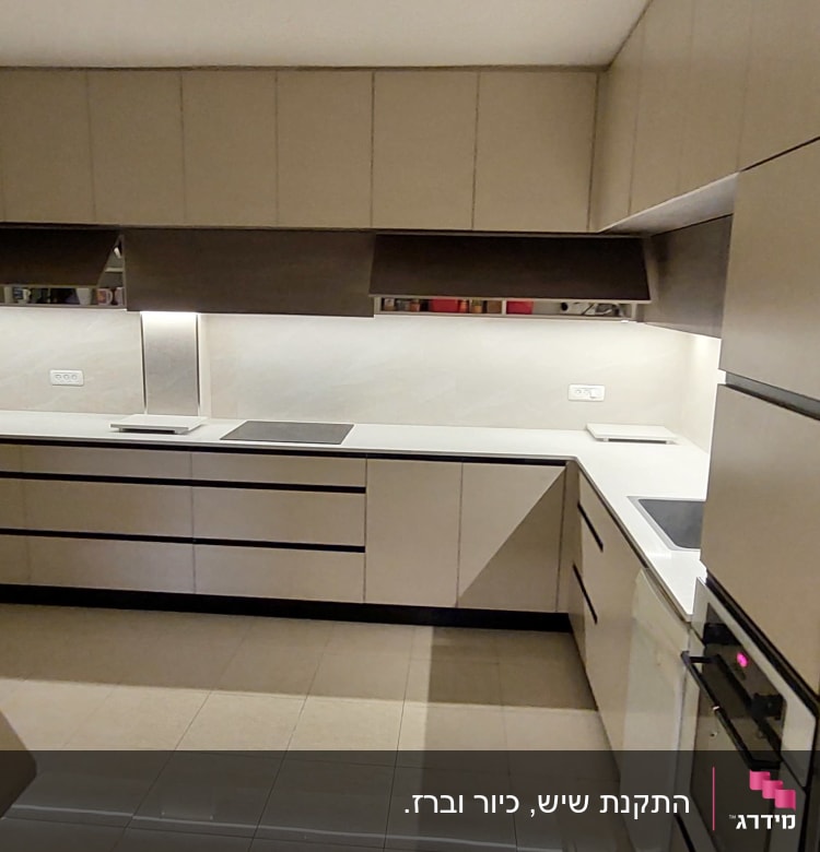 משטחי שיש לבנים במטבח מודרני עם ארונות חומים